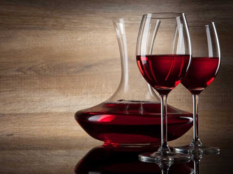Rượu vang có tác dụng chống lão hóa.
