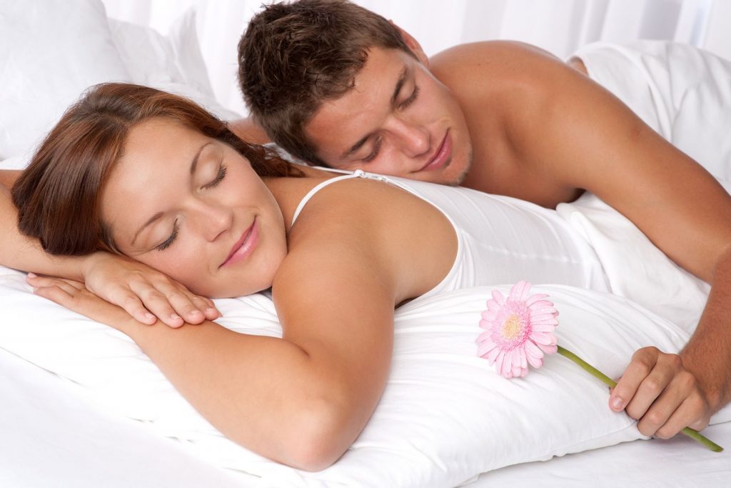 Việc quan hệ tình dục giúp cải thiện giấc ngủ, giảm stress.