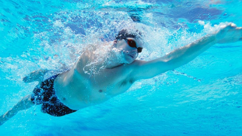 Bơi lội thường xuyên để cải thiện sức khỏe cũng như sinh lý