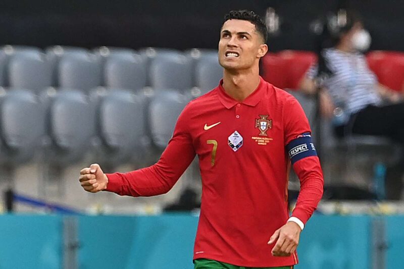 Ronaldo san bằng kỷ lục vô tiền khoáng hậu