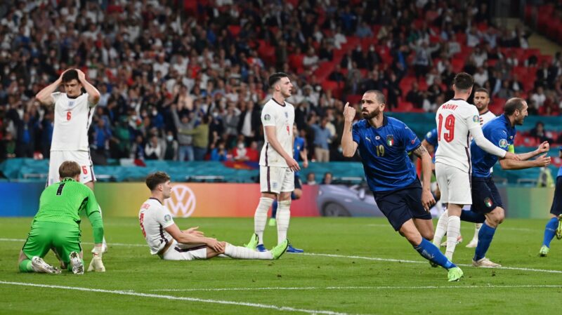 Bất ngờ ở phút 67, Ý có bàn thắng gỡ hòa 1-1 bởi pha lập công của Bonucci