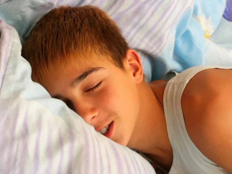 Tình trạng tinh dịch tự chảy ra trong khi ngủ thường xuất hiện ở nam giới trẻ tuổi