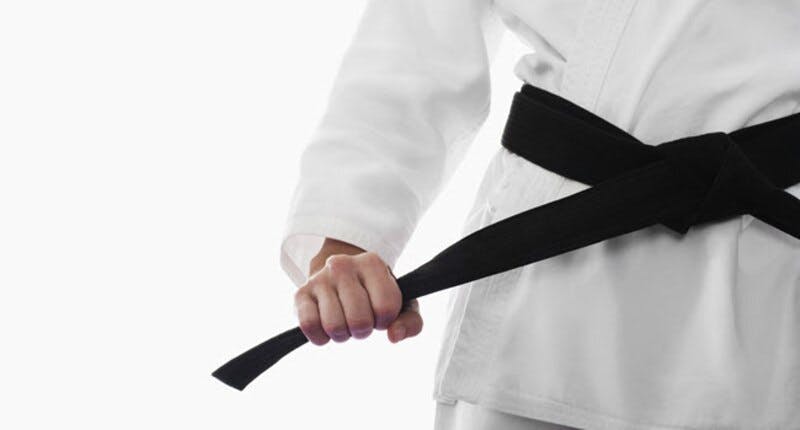 Bạn hãy nhớ đai đen Karate không thể hiện cho cấp mà thể hiện cho đẳng nhé