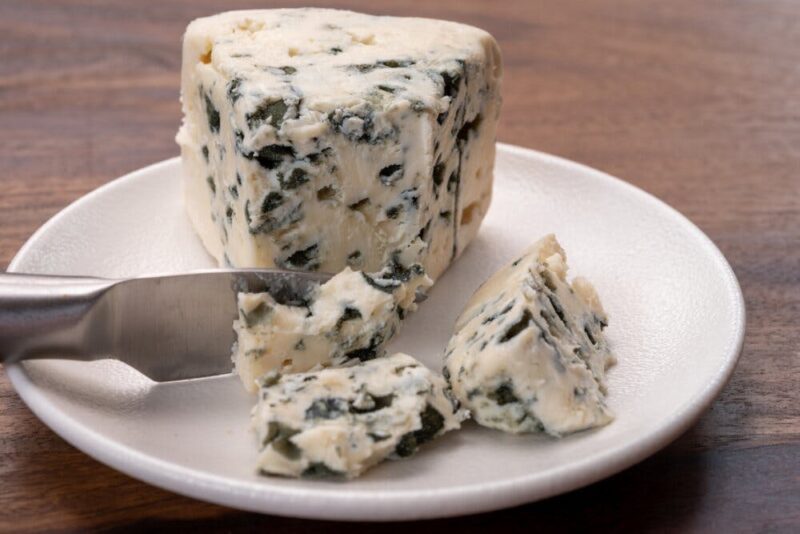 Điểm đặc trưng của blue cheese là các đường vân nấm mốc xanh