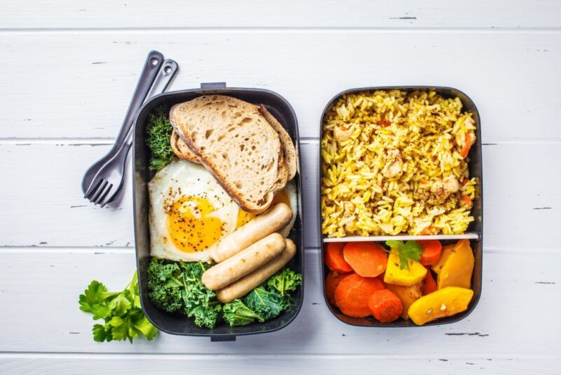 Chuẩn bị các bữa ăn theo thực đơn tăng cơ 1 tuần sẽ giúp bạn đảm bảo dinh dưỡng và tập luyện hiệu quả